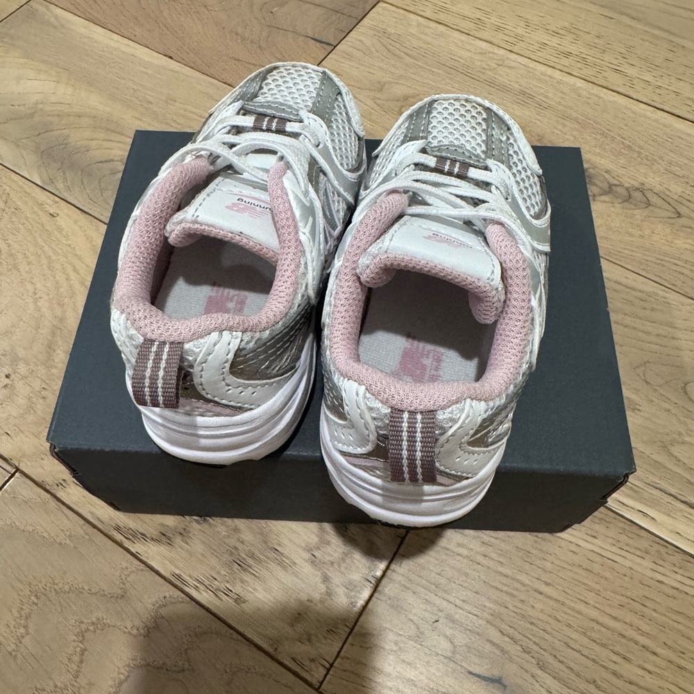 New Balance 530 White and Pink - Picture 5 of 5